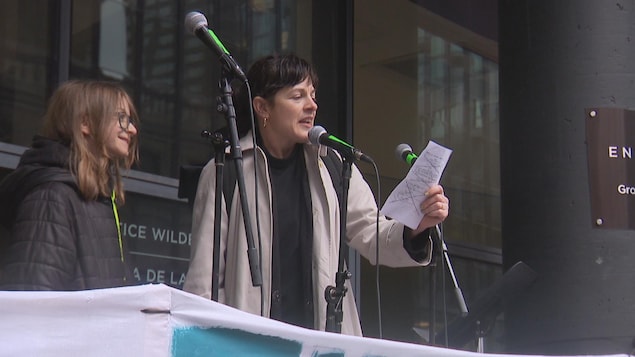 La comédienne Sophie Cadieux a pris la parole lors de la manifestation des artistes pour dénoncer le sous financement du milieu culturel le 18 avril.