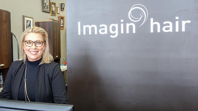 Sophie Cadorette, propriétaire du salon de Coiffure Imagine'Hair à Lévis derrière la caisse de son commercw Sophie Cadorette, propriétaire du salon de Coiffure Imagine'Hair à Lévis derrière la caisse de son commercw