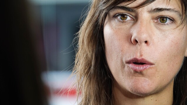Plan serré de la réalisatrice Sophie Deraspe, qui parle au micro d'ICI Radio-Canada Ontario.