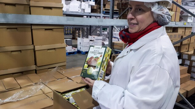 Sophie Desforges, responsable recherche et développement chez Gibiers Canabec, tient une boite de cuisses de canard confites dans l'entrepôt de l'entreprise à Saint-Augustin-de-Desmaures Sophie Desforges, responsable recherche et développement chez Gibiers Canabec, tient une boite de cuisses de canard confites dans l'entrepôt de l'entreprise à Saint-Augustin-de-Desmaures