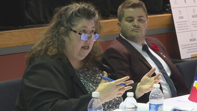 Sophie Thibodeau s'exprime lors de l'Assemblée générale annuelle de la FFTNL.