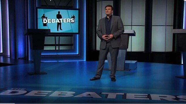 On voit Steve Patterson, l'animateur de The Debaters à CBC On voit Steve Patterson, l'animateur de The Debaters à CBC