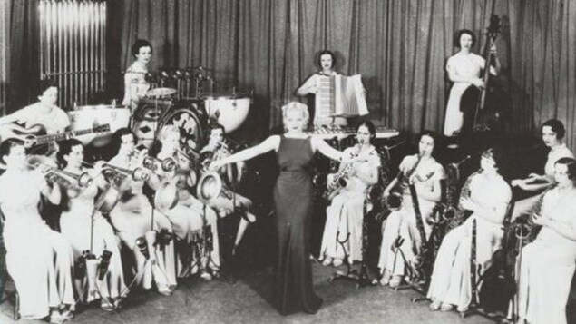 Des femmes dans les années 20 jouent du jazz. Des femmes dans les années 20 jouent du jazz.