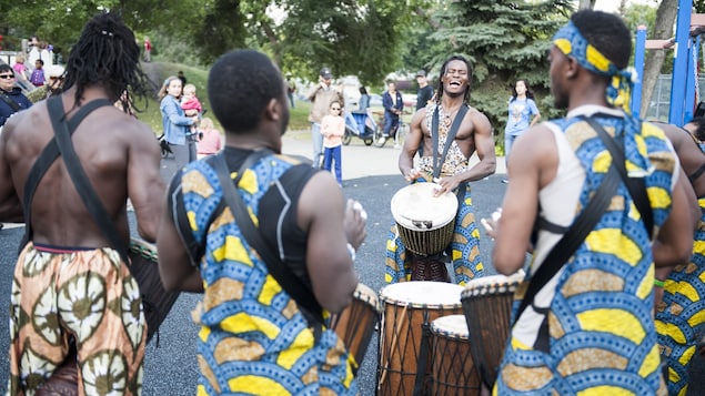 Des musiciens jouent des percussions Des musiciens jouent des percussions