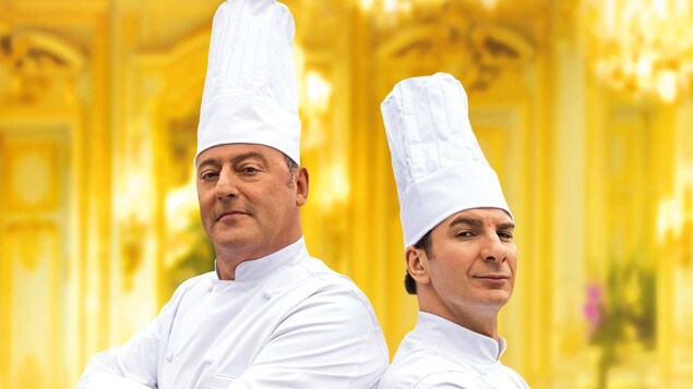 Deux chefs cuisiniers habillés en blanc sur un fond jaune. Deux chefs cuisiniers habillés en blanc sur un fond jaune.
