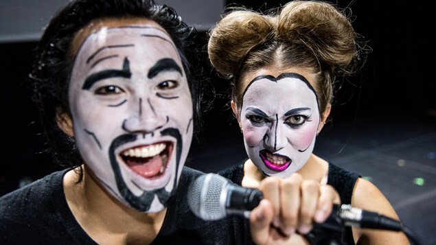 Deux acteurs sont maquillés et noir et blanc Deux acteurs sont maquillés et noir et blanc