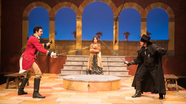 Un homme et Zorro se font un duel devant une femme. Un homme et Zorro se font un duel devant une femme.