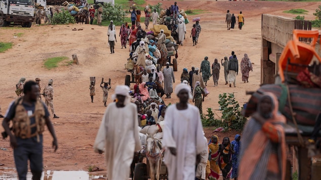 سودانيون يعبرون إلى منطقة أدري التشادية على الحدود مع بلادهم في 4 آب (أغسطس) 2023 بعد هروبهم من المعارك في منطقة دارفور في غرب السودان.