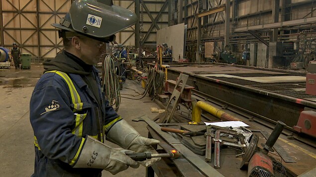 Un soudeur au travail.