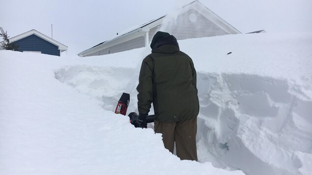 Un homme qui déneige sa cour à Bathurst Un homme qui déneige sa cour à Bathurst
