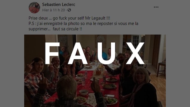 Des personnes rassemblées autour d'une table mangent de la dinde et font des doigts d'honneur. Le mot FAUX est transposé sur la photo.