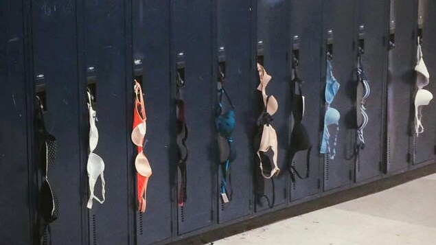 En 2016, des élèves de l'école secondaire Robert-Gravel, à Montréal, avaient manifesté contre l'imposition du port de sous-vêtements en accrochant leurs brassières aux casiers.