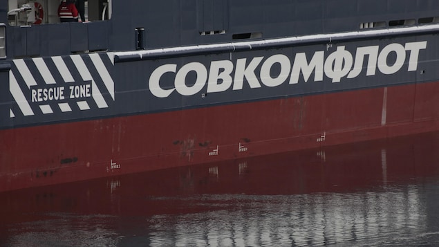اسم شركة ’’سوفكومفلوت‘‘ الروسية على إحدى سفنها.