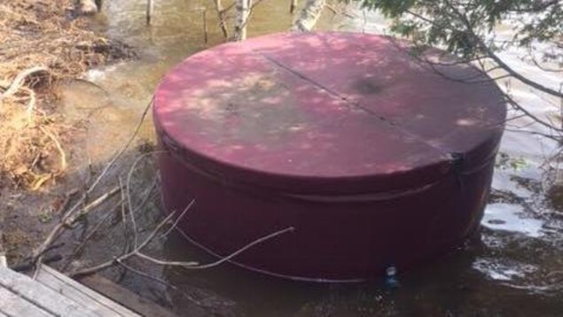 Ce jacuzzi a dérivé jusqu'à la porte de la maison paternelle de Paul Crowdis pendant les inondations. Ce jacuzzi a dérivé jusqu'à la porte de la maison paternelle de Paul Crowdis pendant les inondations.