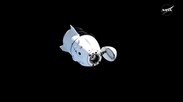 Une capsule SpaceX dans l'espace. 