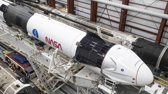 Une fusée Falcon 9 de SpaceX dans le hangar du Centre spatial Kennedy de la NASA en Floride le 9 novembre 2020.
