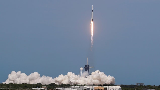 La fusée Falcon 9 décolle sur la côte de la Floride et s'envole dans un  ciel dégagé.
