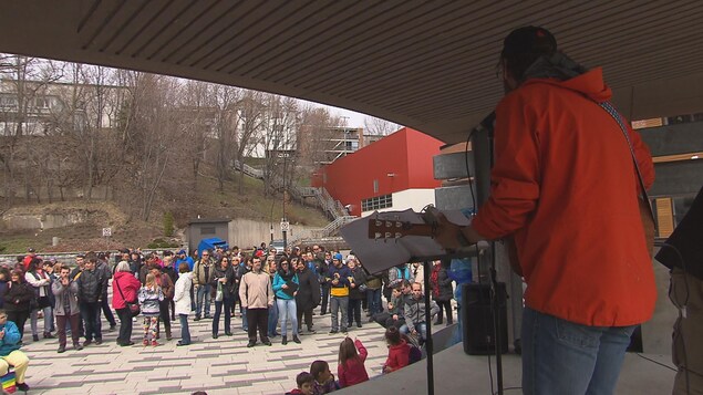 Un spectacle présenté par de jeunes autistes à la Place du marché de Shawinigan.