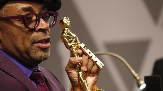 Spike Lee portant la statuette de l'oscar