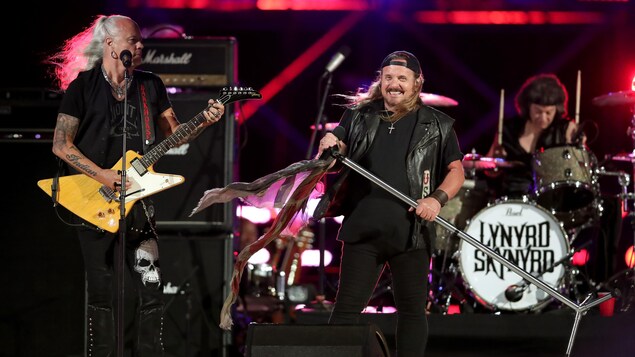 Rickey Medlocke et Johnny Van Zant de Lynyrd Skynyrd durant le concert Spike's Rock the Troops en 2016, à Hawaii. Rickey Medlocke et Johnny Van Zant de Lynyrd Skynyrd durant le concert Spike's Rock the Troops en 2016, à Hawaii.