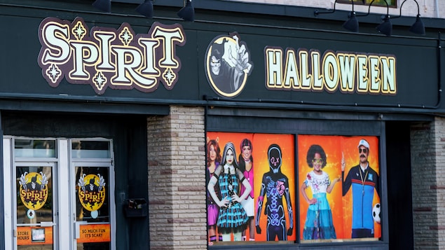 L'enseigne d'un magasin Spirit Halloween à Toronto.