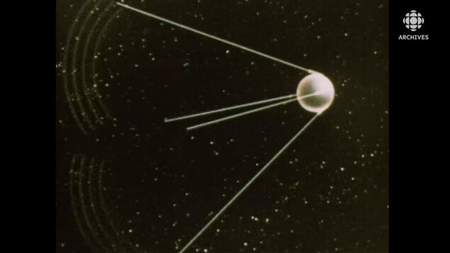Une animation montre Spoutnik 1 en orbite.