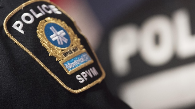 Un écusson du Service de police de la Ville de Montréal apparaît sur la manche d'un uniforme.