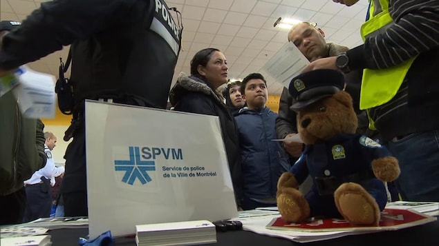 Des participants à une journée de recrutement du SPVM au sein des communautés culturelles