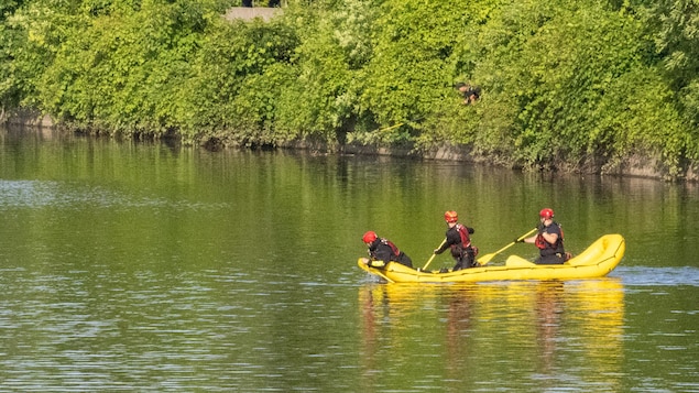 Une équipe de sauvetage nautique ratisse la rivière Saint-Charles.