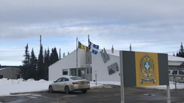 L'extérieur d'un poste de la Sûreté du Québec en hiver.