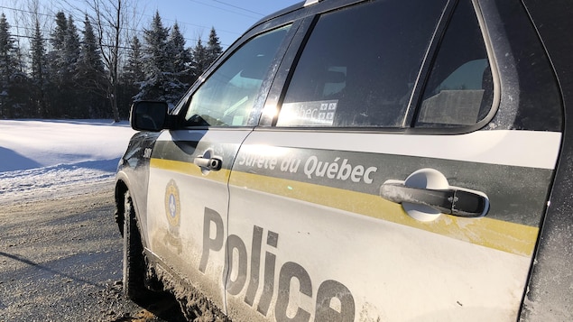 Une voiture de la Sûreté du Québec sur une route enneigée.