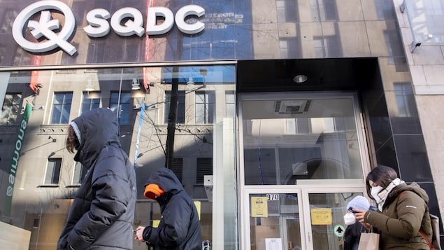 Des gens passent devant un magasin de la SQDC (Société québécoise du cannabis) à Montréal, le samedi 15 janvier 2022.