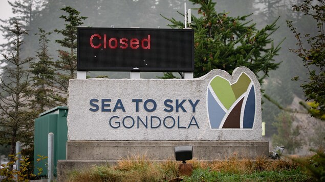 Affiche indiquant que le téléphérique Sea-to-Sky de Squamish est fermé.