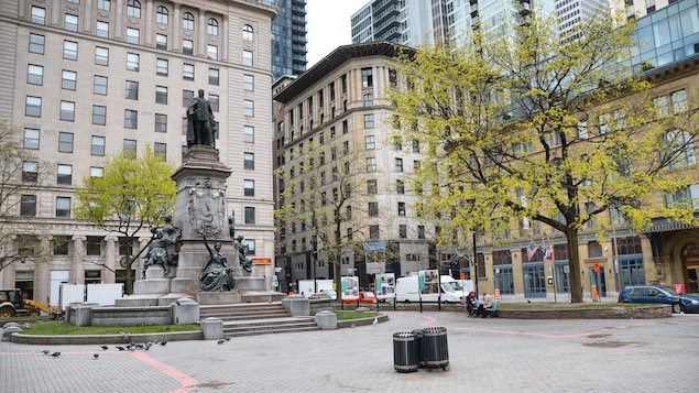 Le square Phillips, à Montréal, au printemps, où on voit un monument.