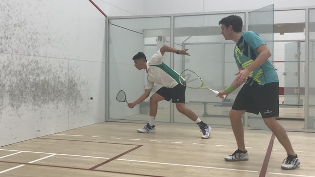 Deux joueurs de squash disputent une partie amicale.