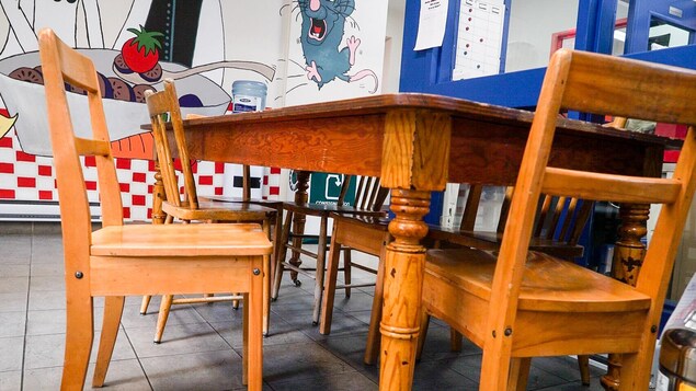 Des chaises et une table dans les locaux du Squat Basse-Ville à Québec, un organisme qui accueille les jeunes en situation de fugue ou d'itinérance Des chaises et une table dans les locaux du Squat Basse-Ville à Québec, un organisme qui accueille les jeunes en situation de fugue ou d'itinérance