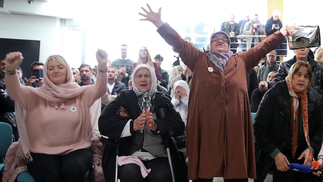 Des femmes, réunies au mémorial Potocari près de Srebrenica, réagissent à la condamnation de Ratko Mladic ancien chef des Serbes bosniaques. Des femmes, réunies au mémorial Potocari près de Srebrenica, réagissent à la condamnation de Ratko Mladic ancien chef des Serbes bosniaques.