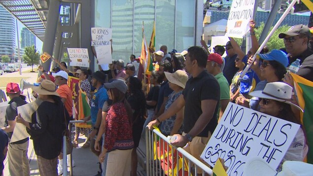 Des centaines de personnes demandent la démission du président sri-lankais