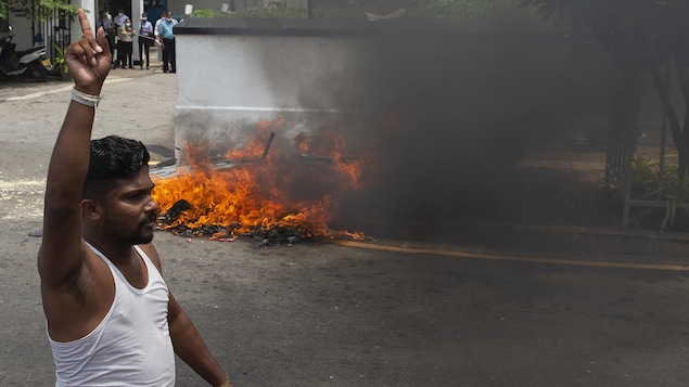Violences et crise économique au Sri Lanka : le premier ministre démissionne