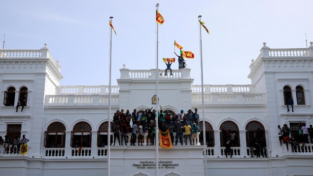 Sri Lanka : des milliers manifestants pénètrent dans les bureaux du premier ministre