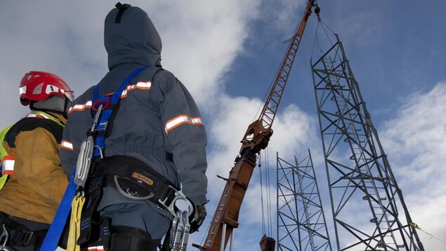 Des employés de SSi Canada devant des installations de télécommunications.