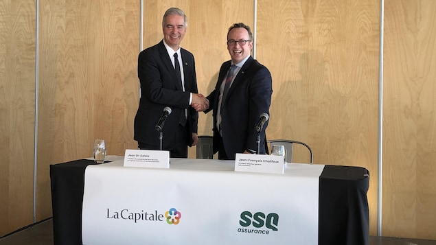 Le président du conseil et chef de la direction de La Capitale, Jean St-Gelais, et le président-directeur général de SSQ Assurance, Jean-François Chalifoux