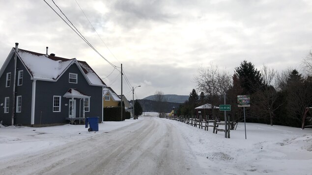 Une rue du village de Saint-Donat-de-Rimouski en hiver.
