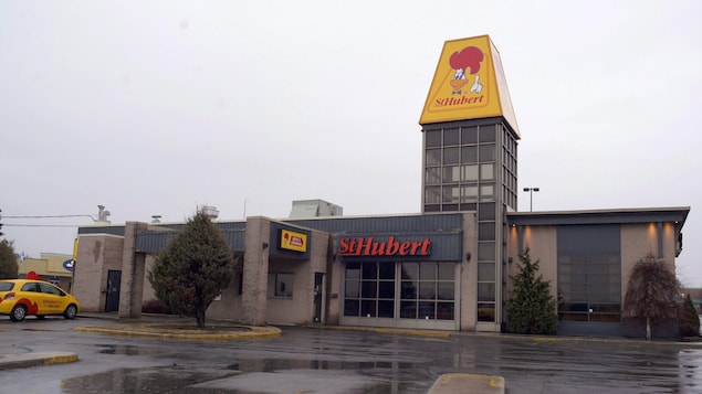 Un restaurant St-Hubert à Montréal.