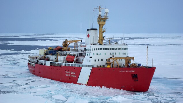 Le brise-glace Louis S. St-Laurent de la Garde côtière canadienne.