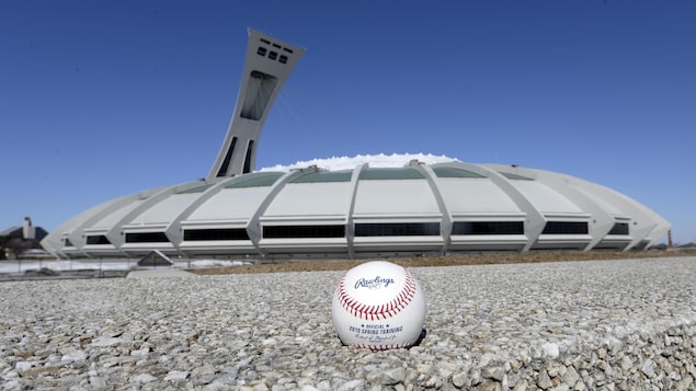 Une balle de baseball déposée par terre devant le stade olympique de Montréal.