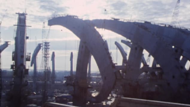 La construction du stade olympique de Montréa La construction du stade olympique de Montréa