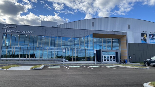 Les marcheurs et les coureurs devront payer pour accéder au stade de soccer Saguenay