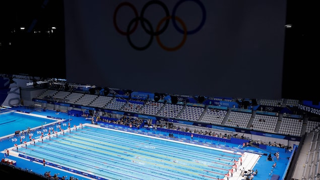 Le stade de la piscine olympique vu de haut sans public.