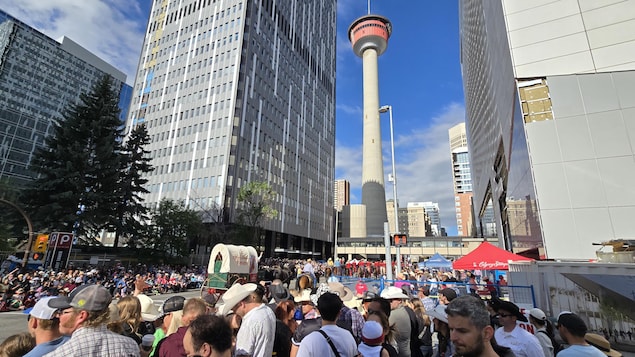 Des centaines de personnes sont dans les rues du centre-ville de Calgary vendredi matin pour assister au défilé du Stampede (le 4 juillet 2025).
